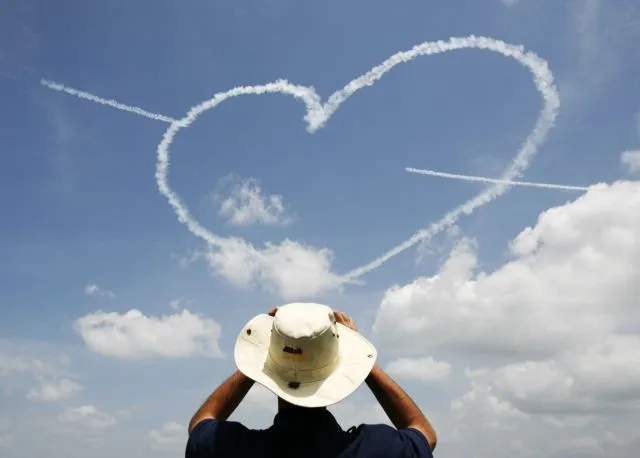 Imagen de un corazón en el cielo, dibujado con la estela de un ... Imagen de un corazón en el cielo, dibujado con la estela de un ...