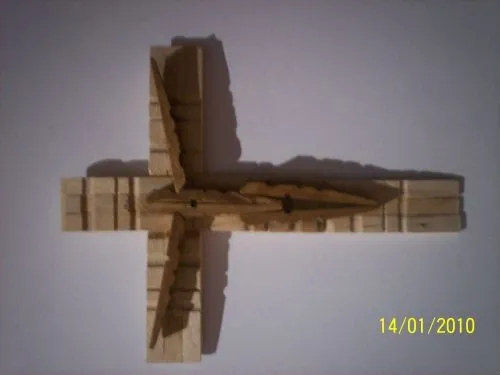 Imagen crucifijo con pinzas de madera - grupos.emagister.com Imagen crucifijo con pinzas de madera - grupos.emagister.com