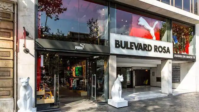 Imagen de la fachada de la nueva tienda de Puma en Barcelona, en ... Imagen de la fachada de la nueva tienda de Puma en Barcelona, en ...
