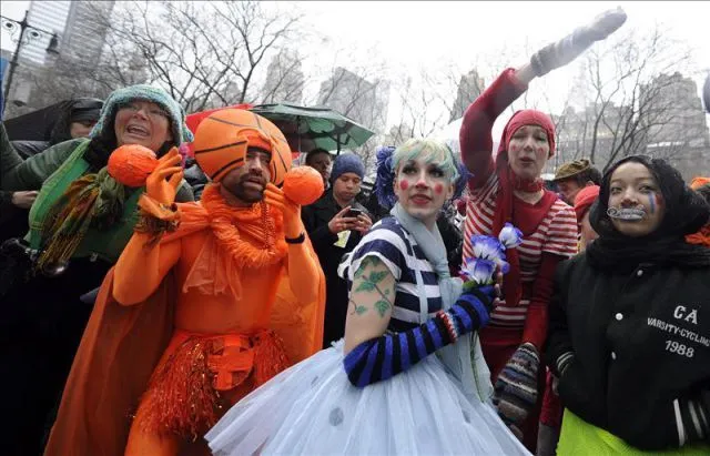 En la imagen, manifestantes vestidos como payasos protestan ...