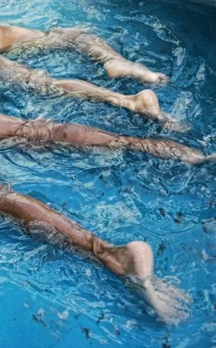 Imagen Las niñas disfrutando del calor y la alberca improvisada en la ...