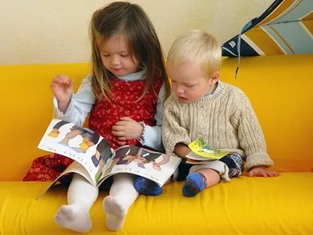 Niños compartiendo sus juguetes - Imagui
