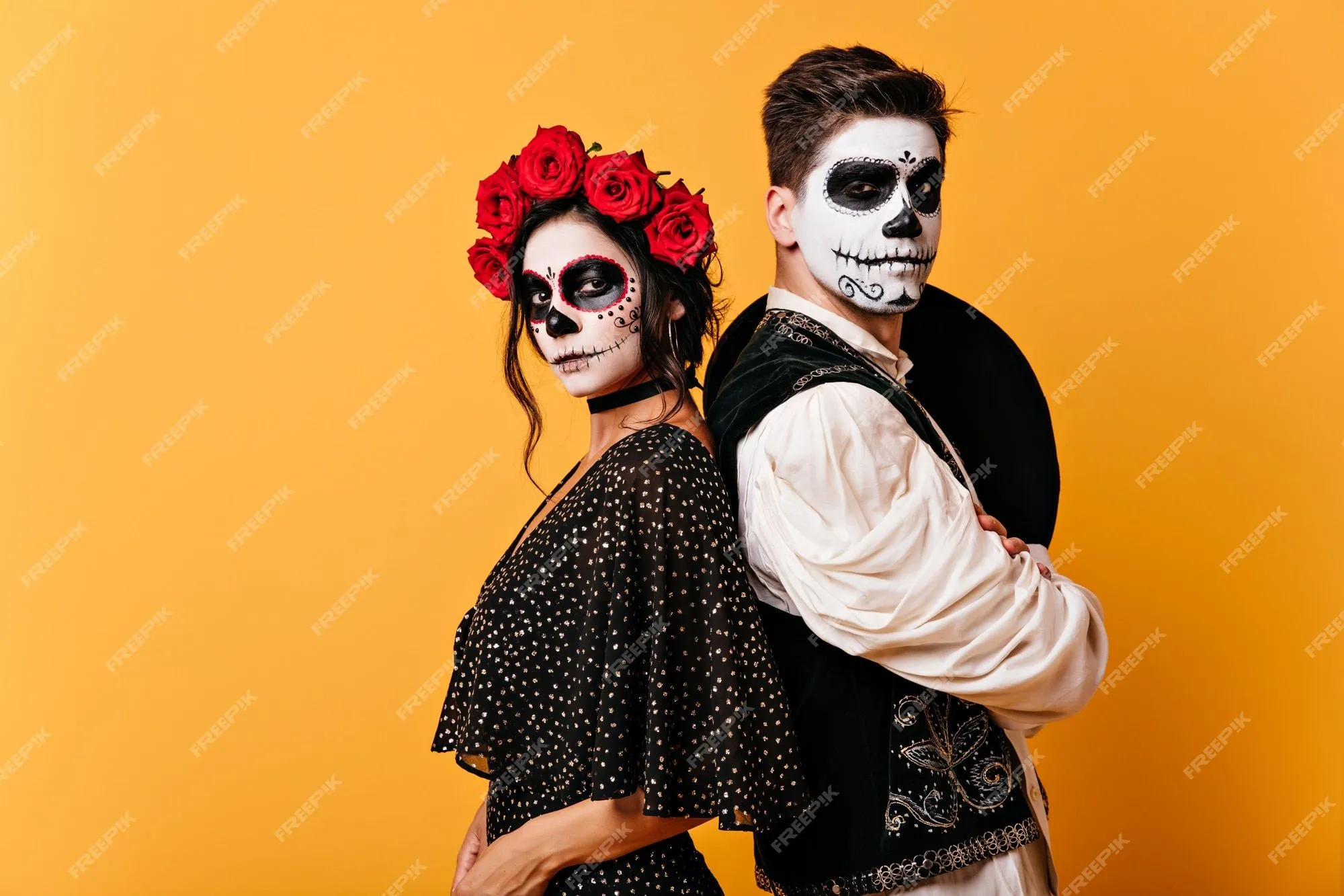 Imagen de una orgullosa pareja mexicana en ropas tradicionales con caras  pintadas. chica con rosas en el pelo posa con joven con sombrero a la  espalda. | Foto Gratis