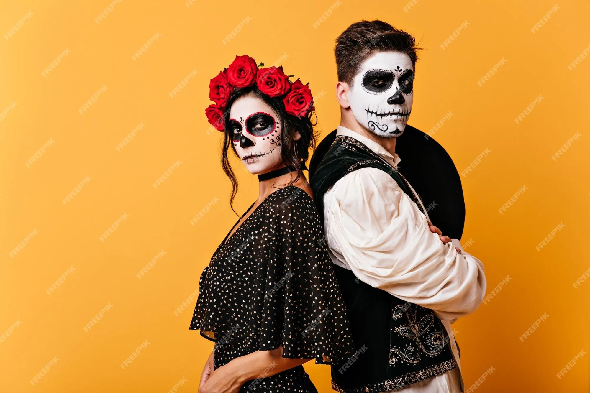 Imagen de una orgullosa pareja mexicana en ropas tradicionales con caras pintadas. chica con rosas en el pelo posa con joven con sombrero a la espalda. | Foto Gratis Imagen de una orgullosa pareja mexicana en ropas tradicionales con caras pintadas. chica con rosas en el pelo posa con joven con sombrero a la espalda. | Foto Gratis