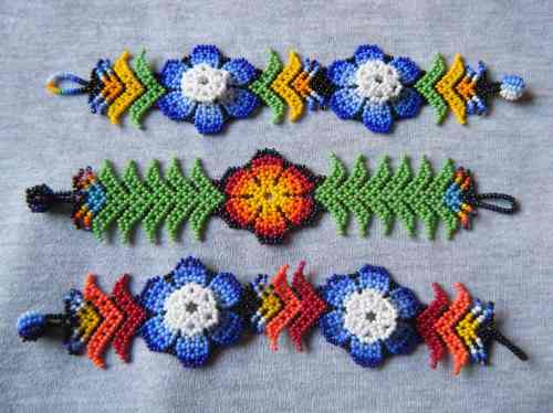 Imagen Pulsera de flores multicolor - grupos.emagister.com Imagen Pulsera de flores multicolor - grupos.emagister.com