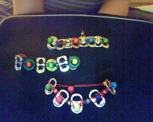 Imagen otras pulseras de anillas de latas y bolas de madera ...