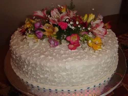 Imagen Torta oval con flores naturales - grupos.emagister.com