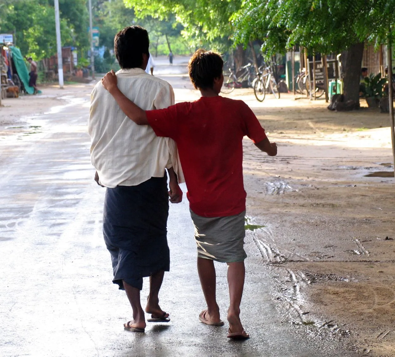 Imagenes • Amigos hombres abrazados