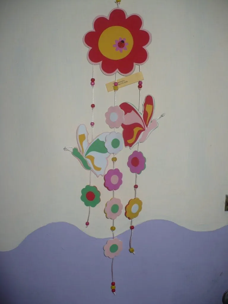 Móvil de foami con figuras de mariposas, flores, avioncitos, carritos ... Móvil de foami con figuras de mariposas, flores, avioncitos, carritos ...