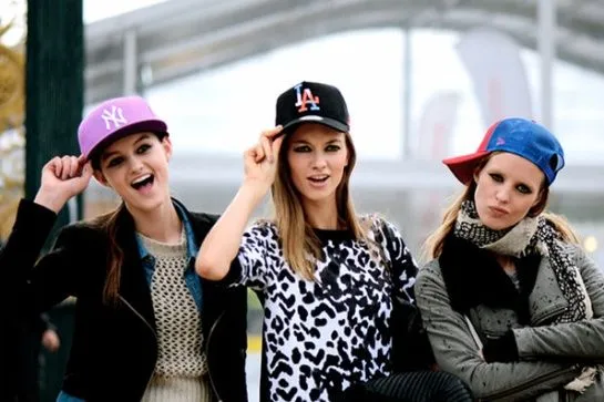 Chicas con gorra skaters - Imagui