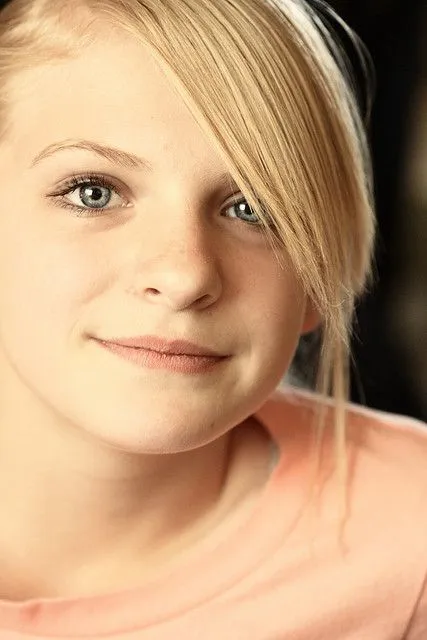 Niña rubia tranquila, hermosa, ojos azules