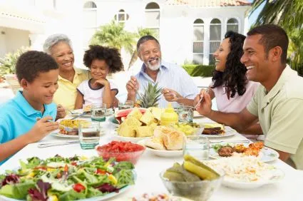 Imagenes de la familia comiendo - Imagui