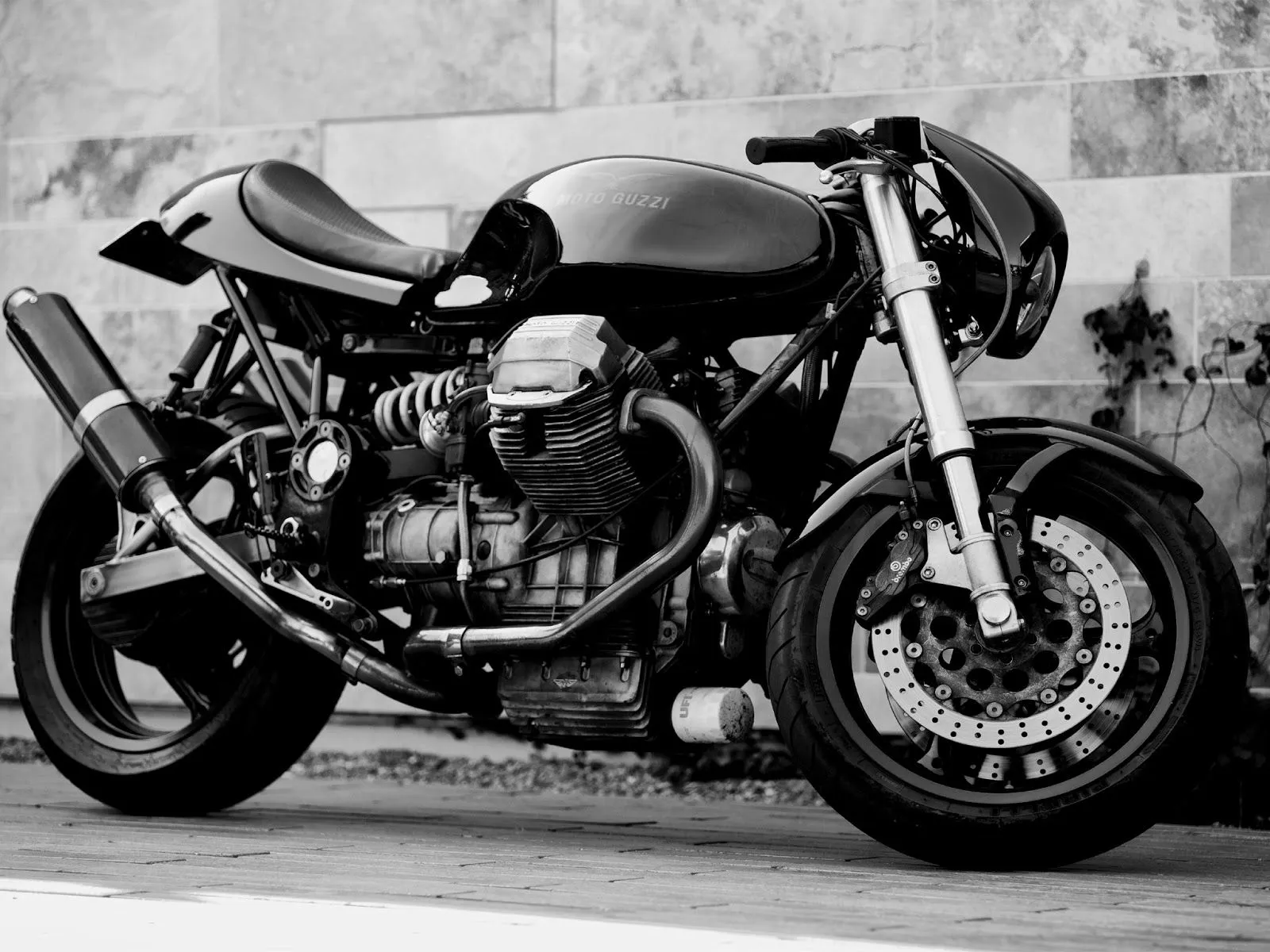 Imágenes Hilandy: Fondo de Pantalla Moto Guzzi negra Imágenes Hilandy: Fondo de Pantalla Moto Guzzi negra