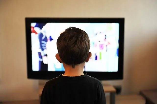 Imagenes de niño mirando television - Imagui