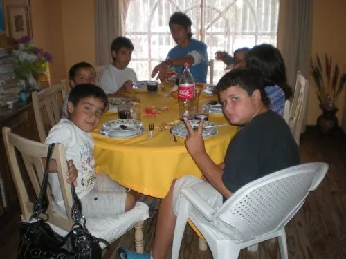Imagen Niños compartiendo un plato de alimento, en Chile, Y los ... Imagen Niños compartiendo un plato de alimento, en Chile, Y los ...
