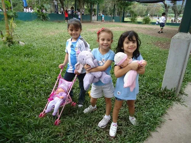 Imagenes de niños compartiendo juguetes - Imagui