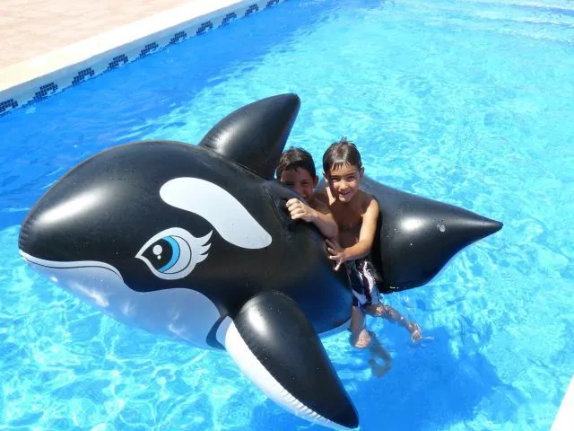 Dibujos de niños bañandose en piscina - Imagui