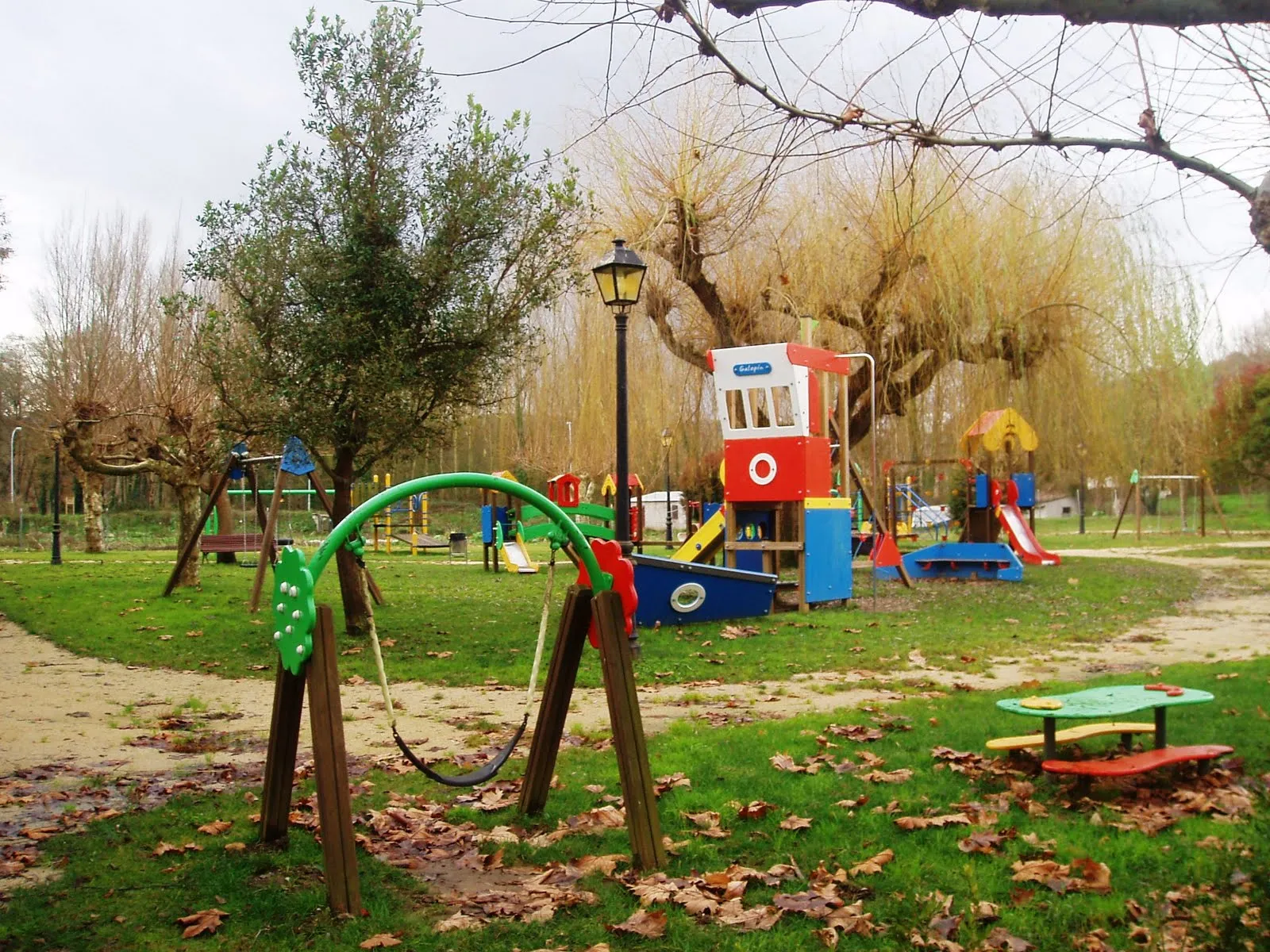 Imágenes de niños jugando en el parque - Imagui Imágenes de niños jugando en el parque - Imagui