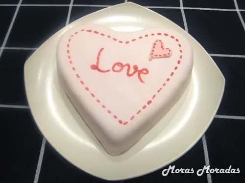 tarta de corazón con fondant de nubes | Moras Moradas tarta de corazón con fondant de nubes | Moras Moradas