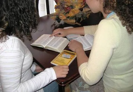 Personas leyendo un libro - Imagui