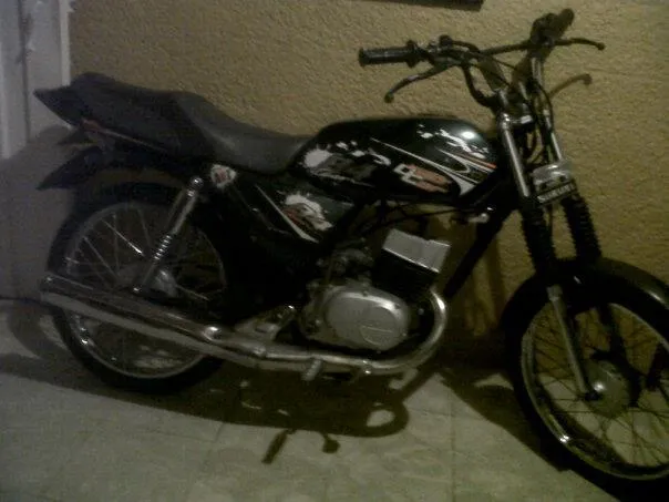 Imágenes de se vende moto AX115 modelo 2000 color verde en Pereira