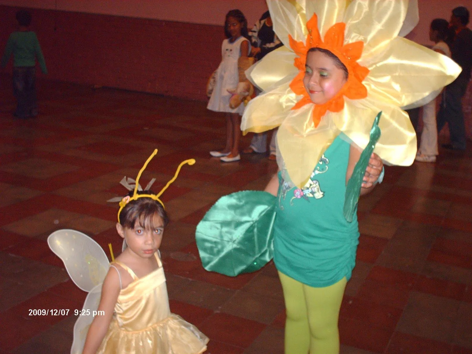 IMAGINA, CREA Y COMPARTE: DISFRACES DE FLOR Y MARIPOSA IMAGINA, CREA Y COMPARTE: DISFRACES DE FLOR Y MARIPOSA