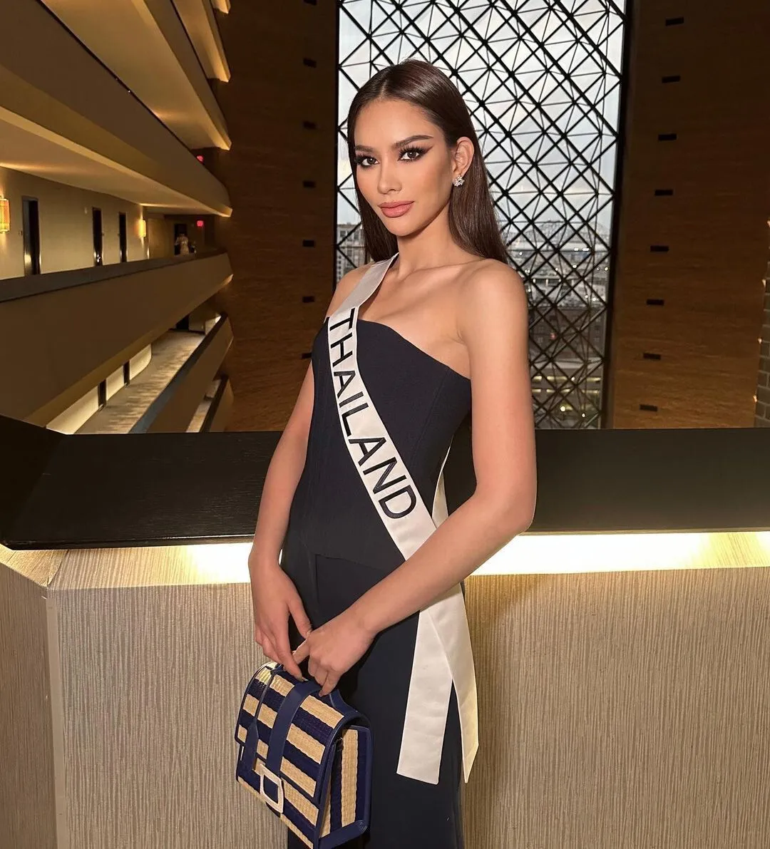 Nunca imaginarías de qué estaba hecho el vestido de Tailandia en Miss Universo (ni la emotiva y poderosa historia que hay detrás) Nunca imaginarías de qué estaba hecho el vestido de Tailandia en Miss Universo (ni la emotiva y poderosa historia que hay detrás)