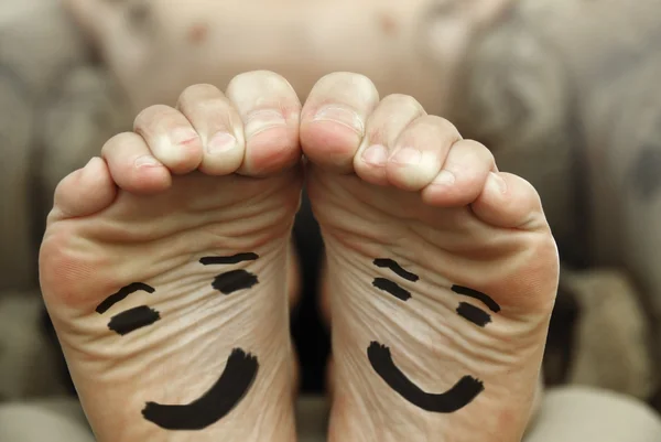 immagine divertente di un paio di piedi nudi maschili con faccina ... immagine divertente di un paio di piedi nudi maschili con faccina ...