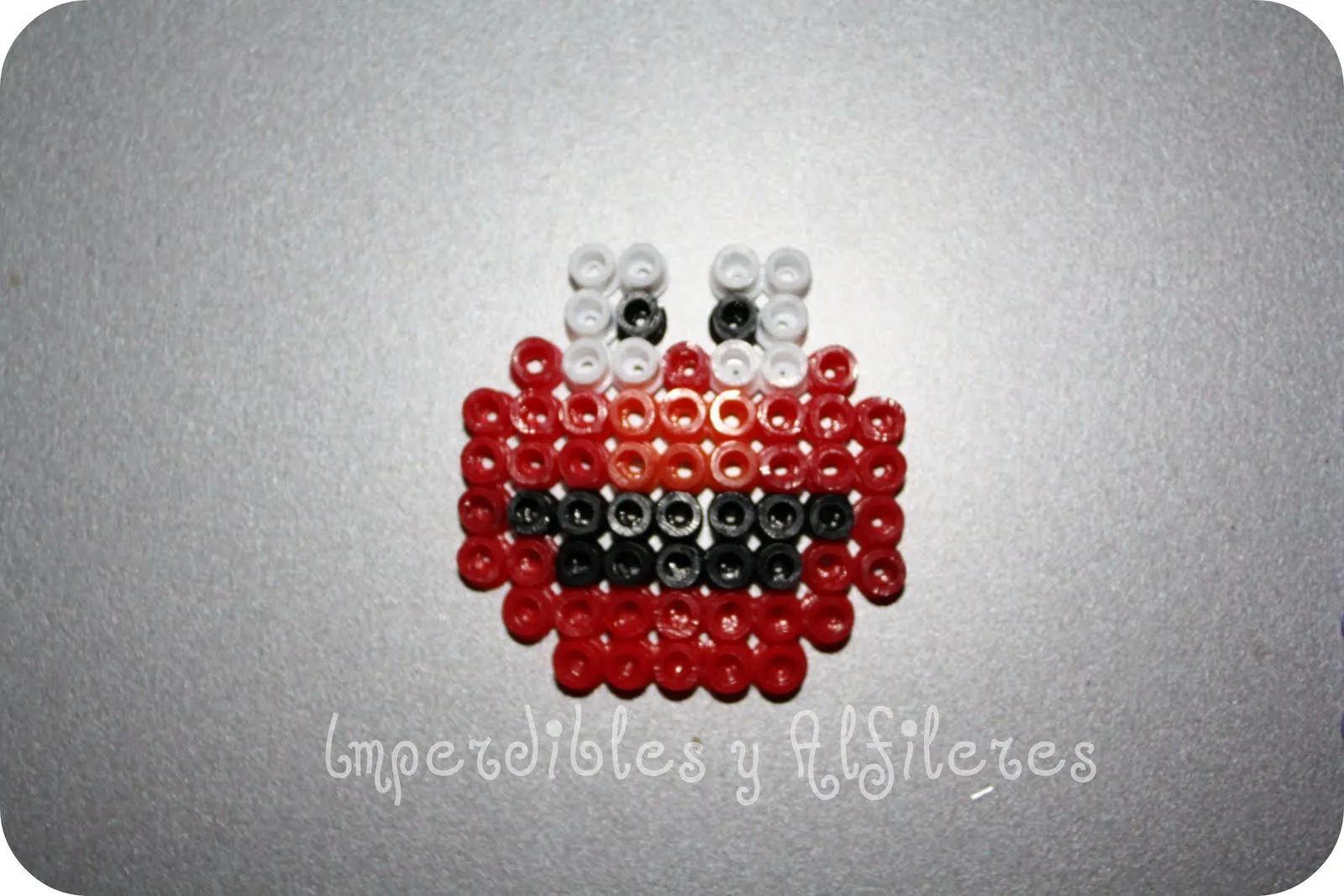 Imperdibles y Alfileres: PYSSLA - HAMA BEADS Broches/ Imperdibles y Alfileres: PYSSLA - HAMA BEADS Broches/