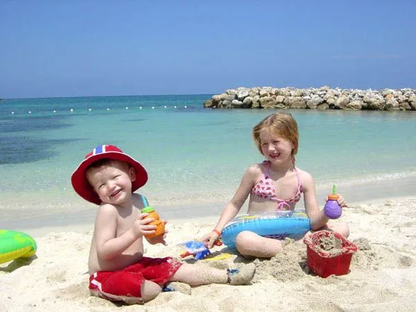 Cosas imprescindibles para un dia de playa con los niños