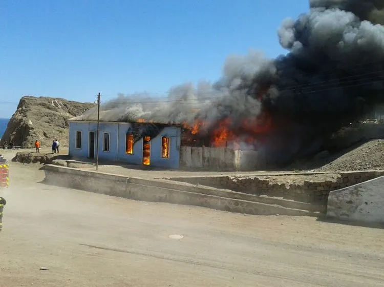 Un incendio destruyó una antigua casona en el centro de Taltal ... Un incendio destruyó una antigua casona en el centro de Taltal ...