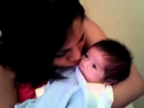 INCREIBLE, BEBÉ DANDO BESOS!!!! - YouTube