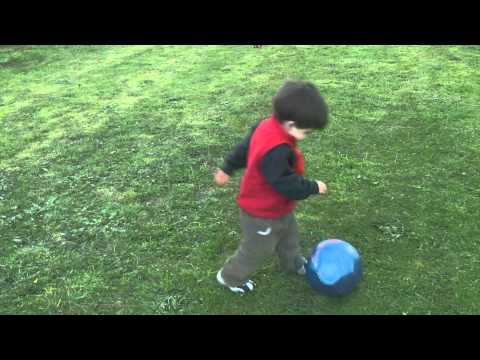 Increible bebé que juega al fútbol, este bebe es un "CRA" - YouTube Increible bebé que juega al fútbol, este bebe es un "CRA" - YouTube