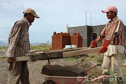Indonesia. Hombres trabajando en un programa de la OIT en el que ... Indonesia. Hombres trabajando en un programa de la OIT en el que ...
