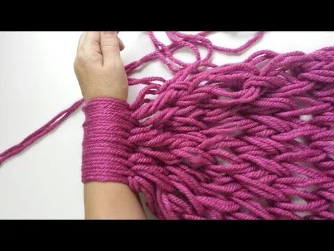 Bufanda infinita con las manos / Infinite scarf with your hand ... Bufanda infinita con las manos / Infinite scarf with your hand ...