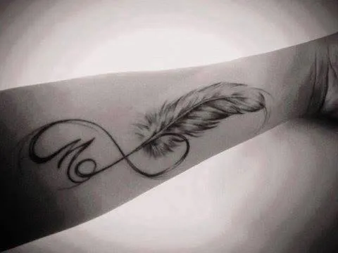 Infinito, Pluma e Iniciales - Tatuajes para Mujeres