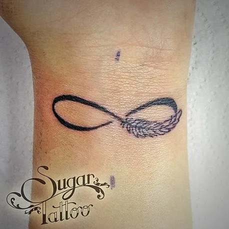 Infinito con pluma tattoo - Imagui