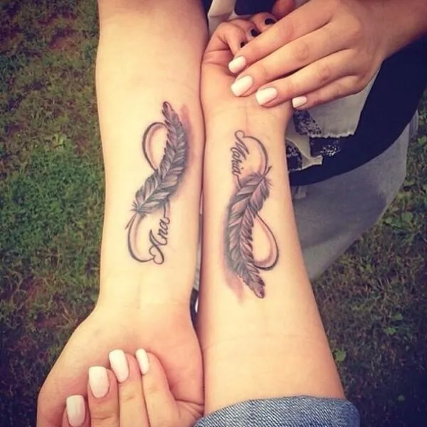 Signo Infinito formado por Pluma y Nombre de Amigas - Tatuajes ...
