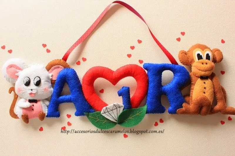 Iniciales de fieltro para Alejandro y Raúl con un mono y un ...