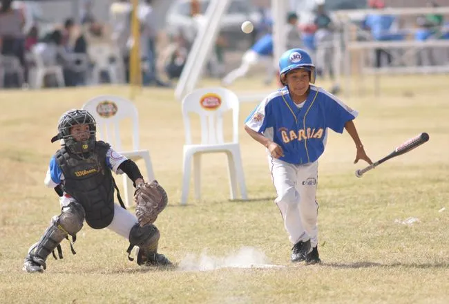 Iniciaron clases de beisbol para niños