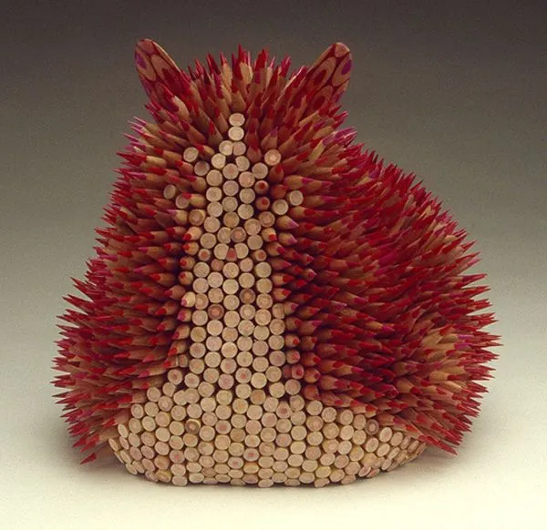 Las inquietantes esculturas con lápices de Jennifer Maestre