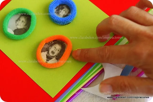 Decorar un álbum de fotos casero con cartulina, gomas del pelo y ...