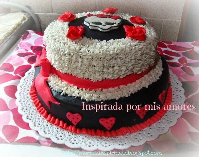 Inspirada por mis amores: TORTA MONSTER HIGH CON GLASÉ Y MOÑO Inspirada por mis amores: TORTA MONSTER HIGH CON GLASÉ Y MOÑO