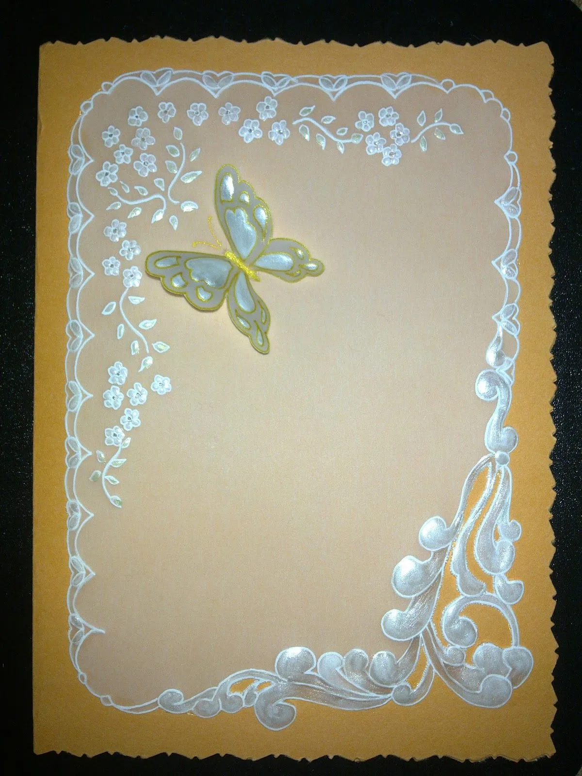 una mariposa sobrepuesta y los detalles internos tanto como los bordes ...