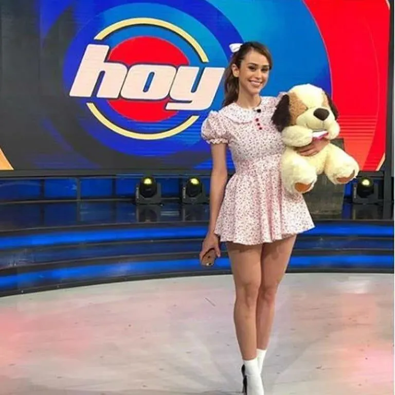 Este fue el intrigante disfraz que usó la chica del clima más linda del mundo en honor al Este fue el intrigante disfraz que usó la chica del clima más linda del mundo en honor al