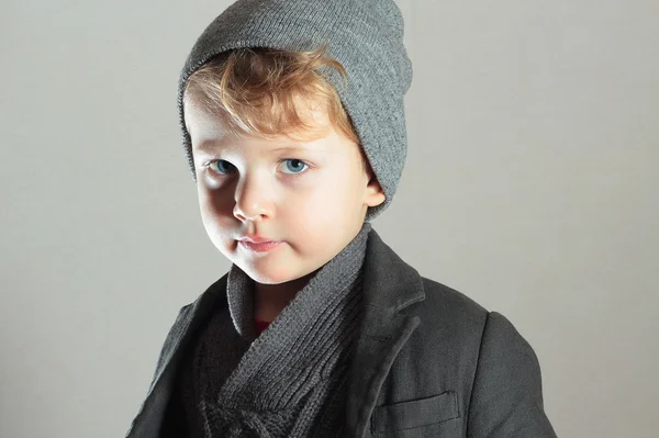 invierno del estilo boy.stylish pequeño niño guapo. moda niños. en ...