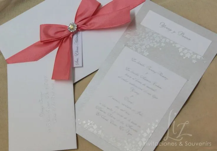 Invitación clásica, elegante, con un toque de color rosa coral ... Invitación clásica, elegante, con un toque de color rosa coral ...