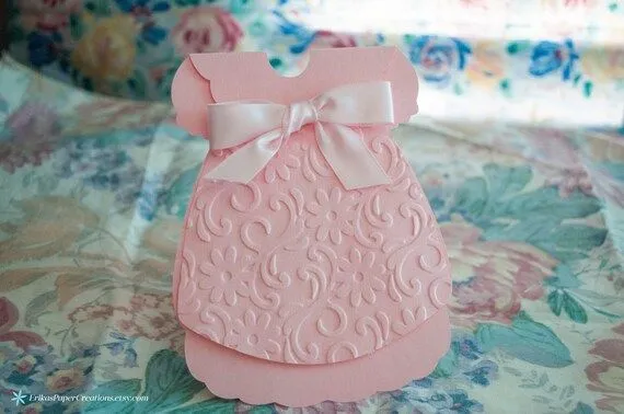 Invitación vestido de niña en relieve / por ErikasPaperCreations