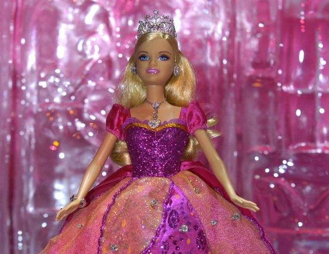 La película de 'Barbie' con actores reales será escrita por la ...