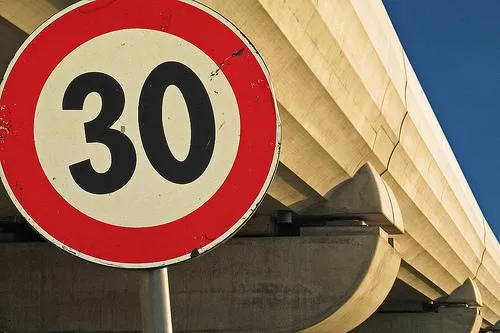 Iremos a 30Km/h por la mayoría de las vías urbanas - Circula Seguro Iremos a 30Km/h por la mayoría de las vías urbanas - Circula Seguro